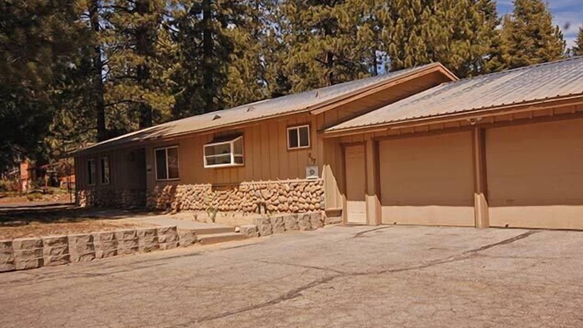 Tahoe Island House | 5 Bedrooms Sleeping 10 with Hot Tub - Great Location, Good Rates! 917T~