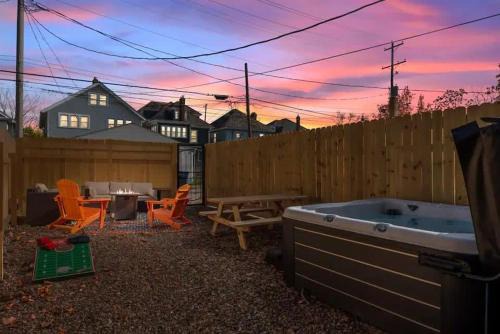 Glen Echo Apartment | 5 Bedrooms Sleeps 14 - Hot Tub - 1 min to Fairgrounds