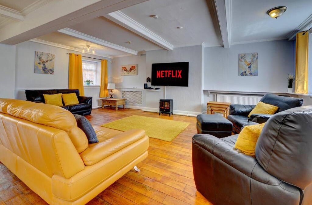 Skegby House | 5 bedrooms, sleeps up to 16, secure parking space & comfort