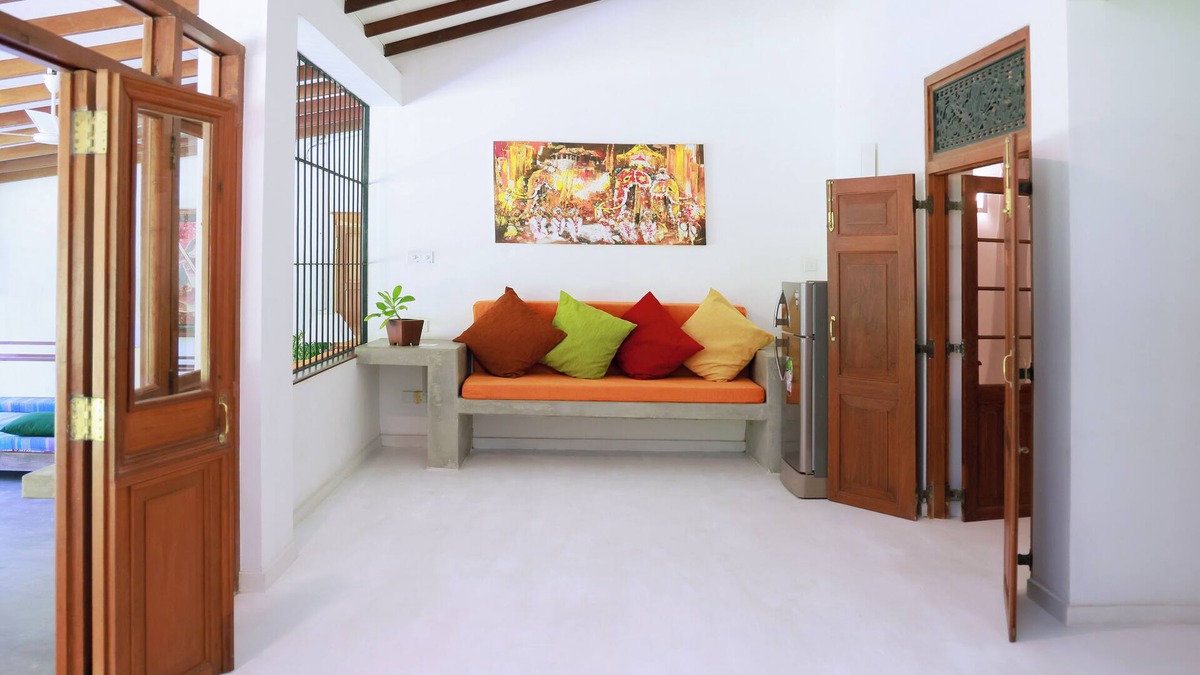 Kathaluwa Villa | 5 Bedrooms Villa- Sleeps 14. 1 minute walk to the beach. surfing spots close by.