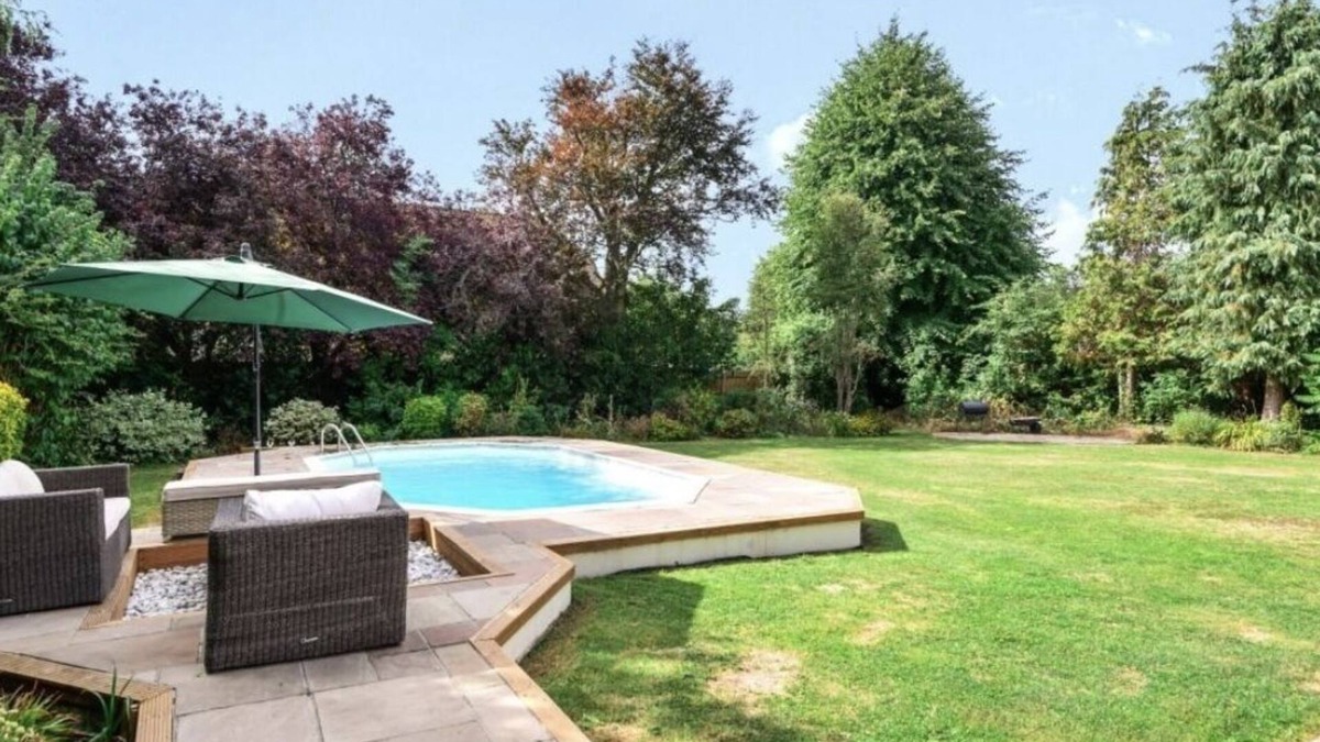 Shepperton House | 5 bedrooom house with swimming pool large garden trampoline - large terrace
