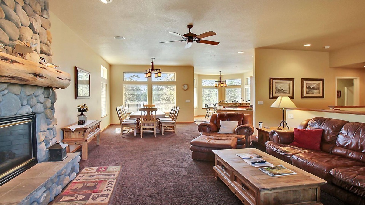 Deer Park House | 5 Belknap-Sunriver, Oregon: A/C, Hot Tub, BBQ, WiFi, SHARC Aquatics, Tubing Hill, Mt. Bachelor, Golf, Deschutes River, Tennis, Bike Paths