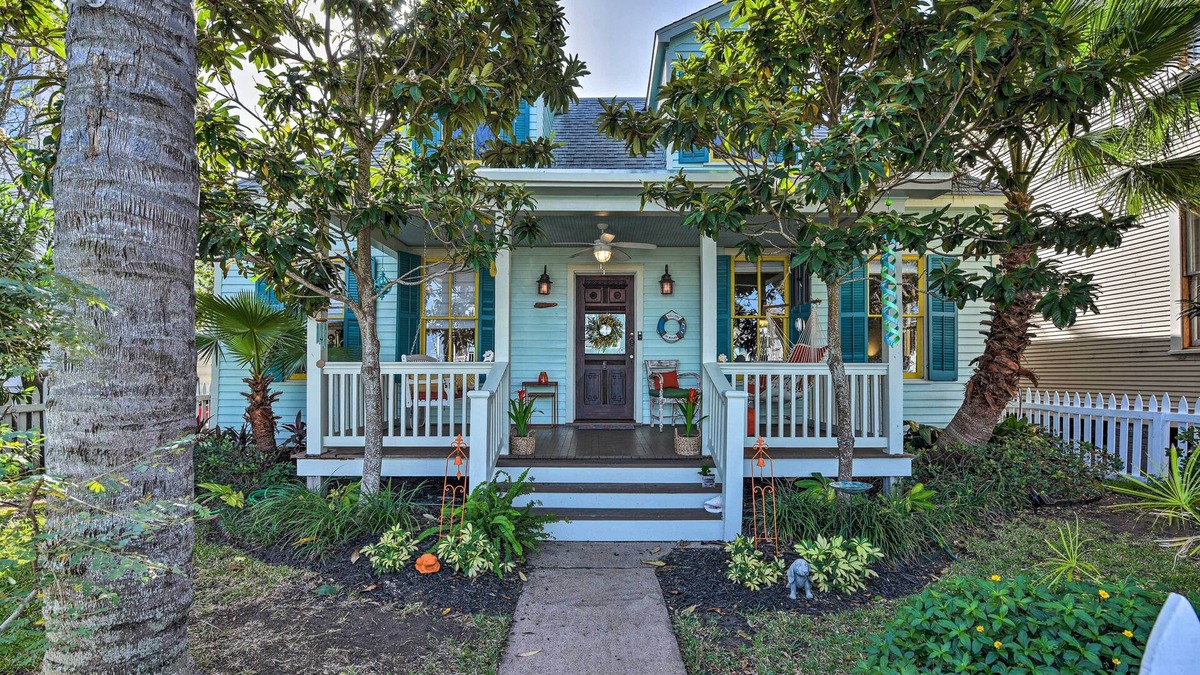 San Jacinto Cottage | 5 Blocks to Beach: Coastal Cottage in Galveston!