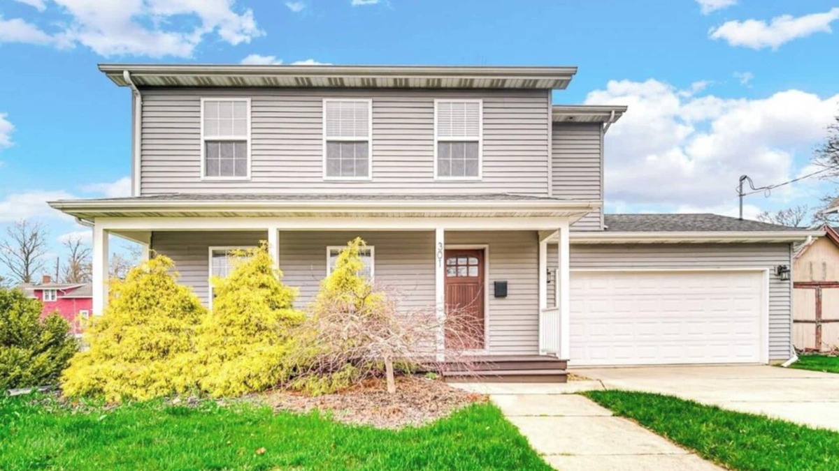 Valparaiso House | 5 blocks to downtown Valparaiso, <1 hour to Chicago, close to Indiana Dunes