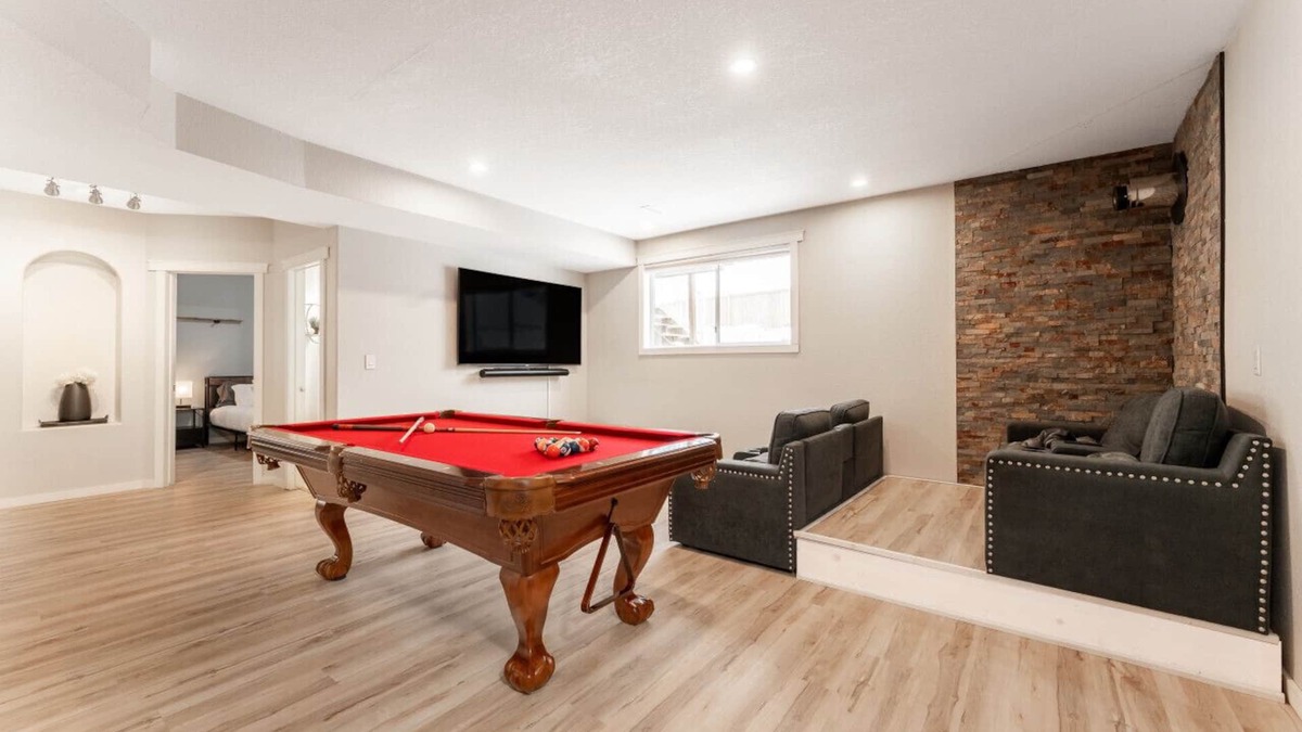Hinton House | 5-Br/3-Ba | Private Pool & Hot Tub | Pool Table + Home Theatre