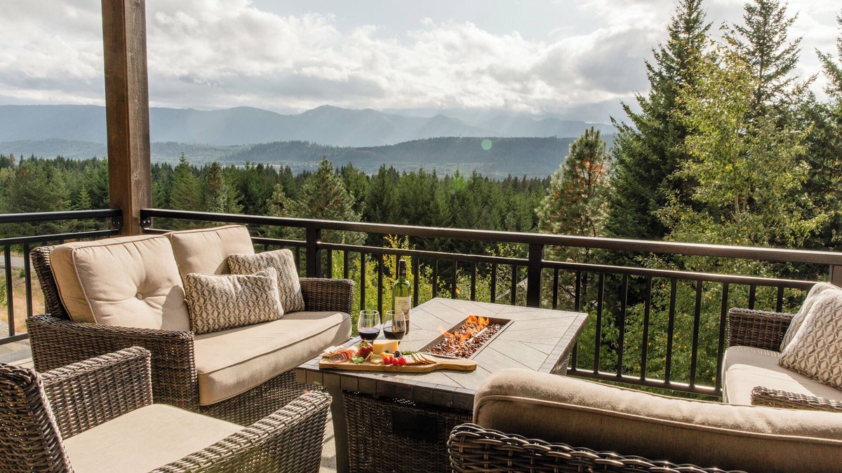 Ronald Cabin | 5 BR 4 BA home w/hot tub, game room, large deck & spectacular mountain views!