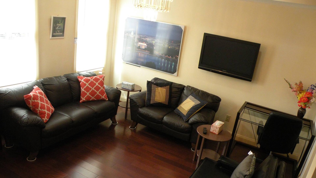Capitol Hill House | 5 BR 4 BA New House- 1 Block to Library of Congress -Free Parking Permit