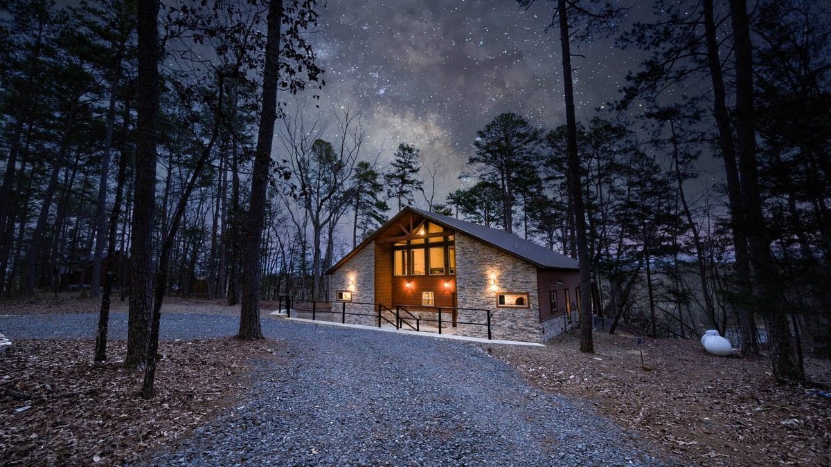 Octavia Cabin | 5 BR Cabin ON THE RIVER with PRIVATE ISLAND access, kayaks included!