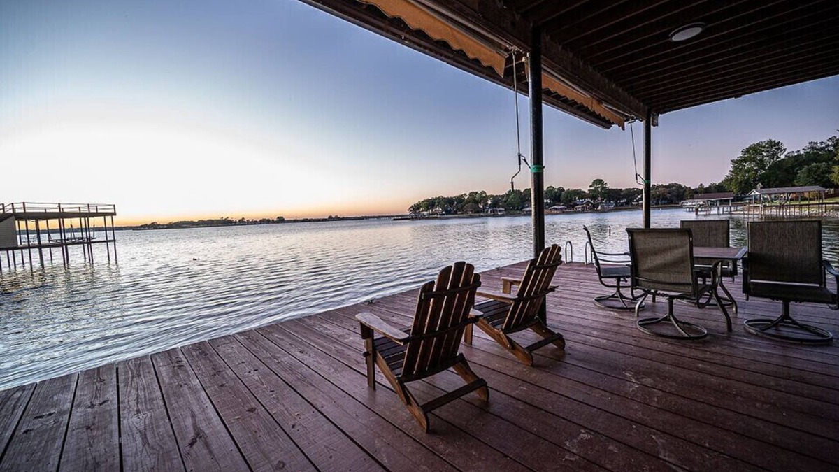 Gun Barrel City House | 5 BR-Hottub-Firepit-Pets-Fenced in-Waterfront-Bounce House