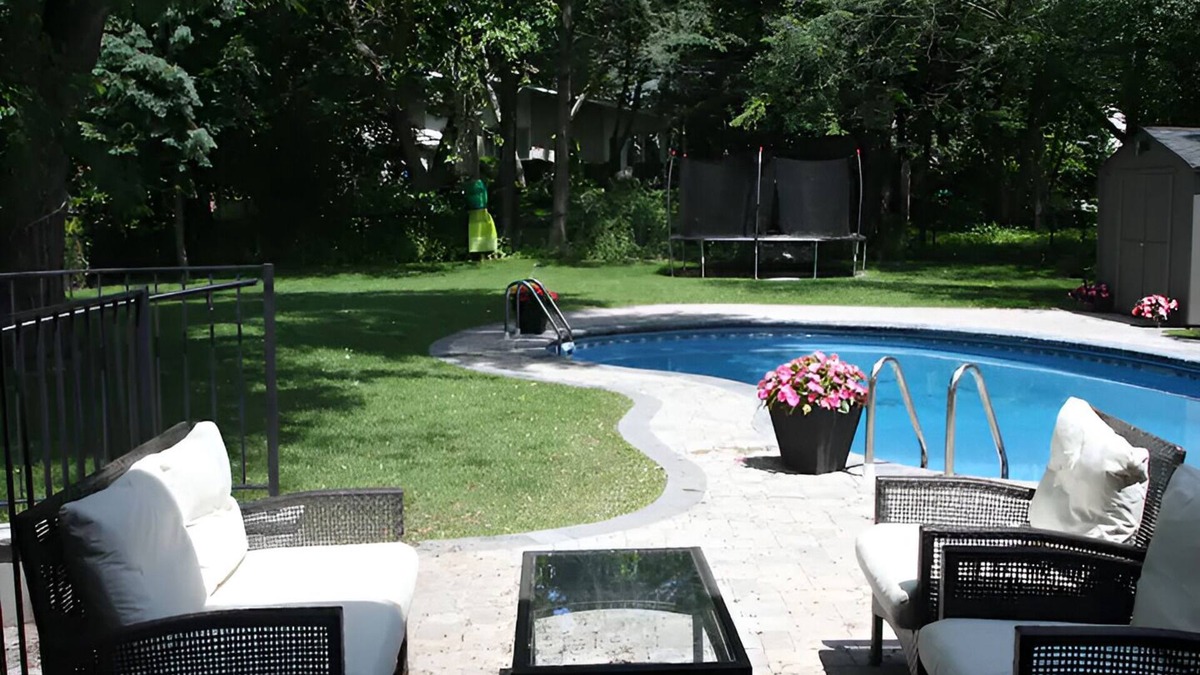 Etobicoke House | 5 BR Large Family Home. Big yard, POOL!