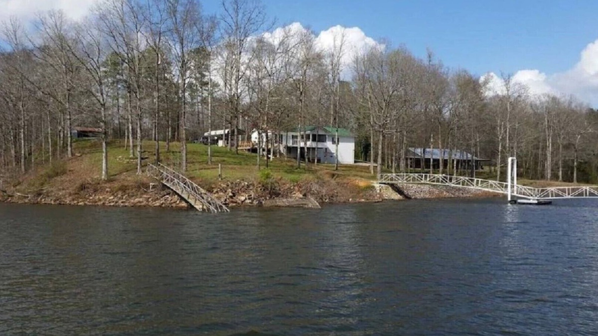 Trimble House | 5 BR Retreat on Beautiful Smith Lake & Close to I-65