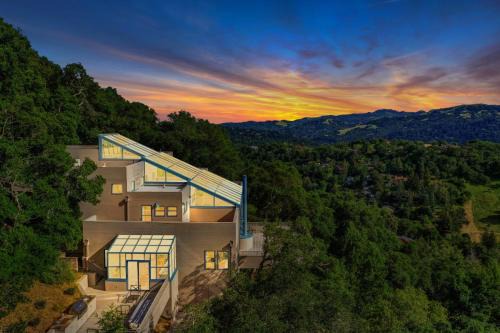Orinda House | 5 Br Sleeps 8 Hot tub Dog Friendly Stunning Views