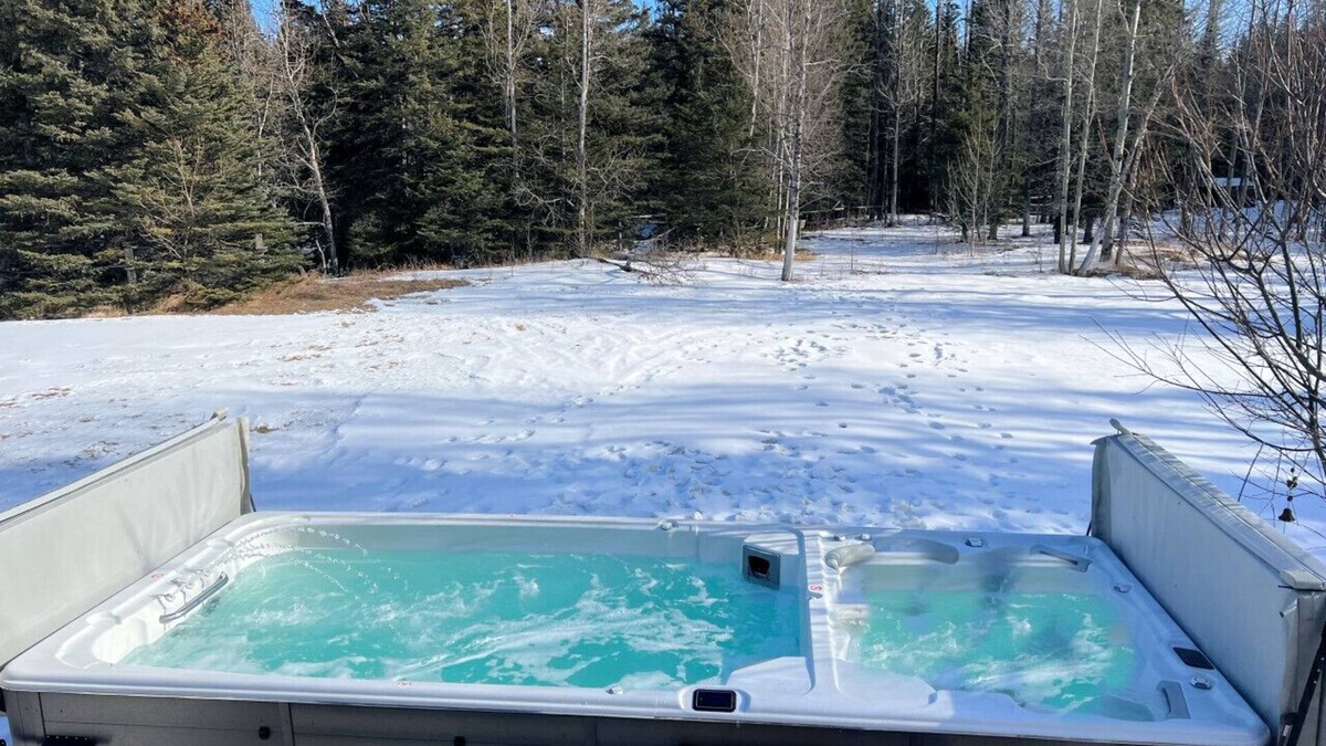 Jasper East House | 5-Br Tranquil Retreat | HEATED Pool & Hot Tub | 12-Mins to Jasper National Park