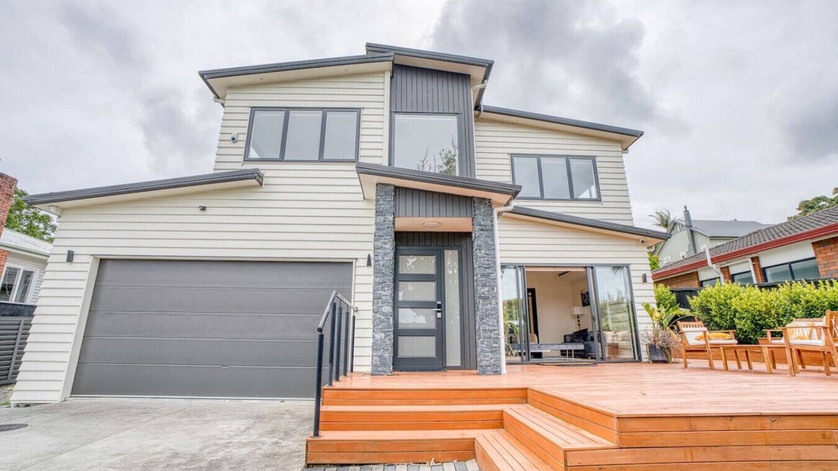 Royal Oak House | 5 BRM Luxurious Bungalow - Epsom