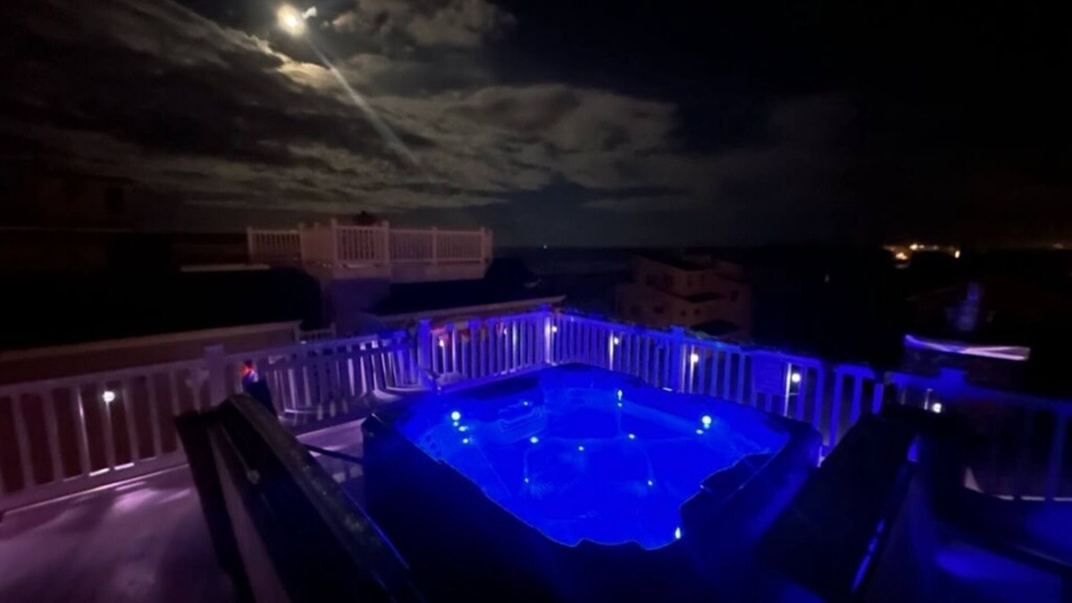 North Beach Haven House | 5 BRs w/Gourmet Kitchen & HotTub. Steps to Beach