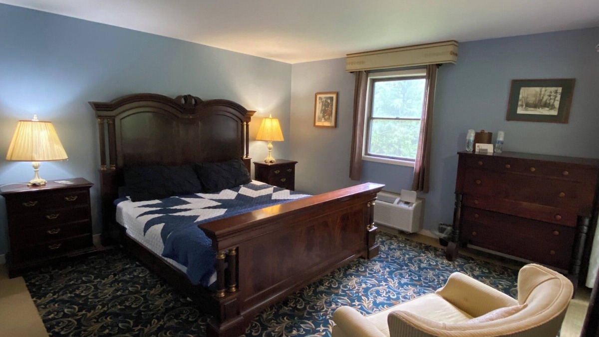 Cooksburg Apartment | 5-Clarion Room King