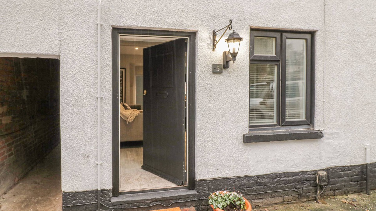 Little Haywood Cottage | 5 COLEY LANE, pet friendly, with a garden in Great Haywood
