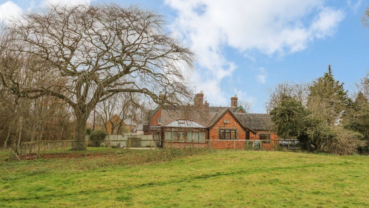 Southam Cottage | 5 GRANGE COTTAGES, pet friendly, with open fire in Priors Marston