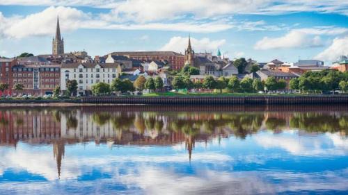 Londonderry House | 5 Guests - Helens House Derry City Centre - 3 Bed