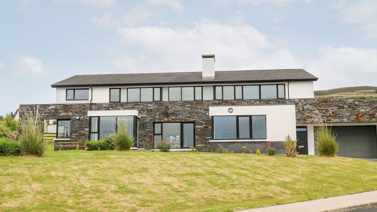 Fahan House | 5 HARBOUR VIEW, family friendly in Buncrana, County Donegal