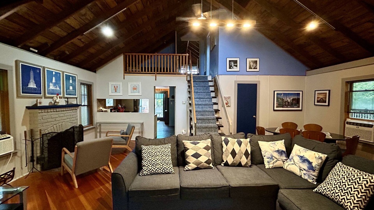 Ocean Beach Cottage | 5 houses from the beach, and 5 minutes from town - Ocean Beach 3-BR hideaway