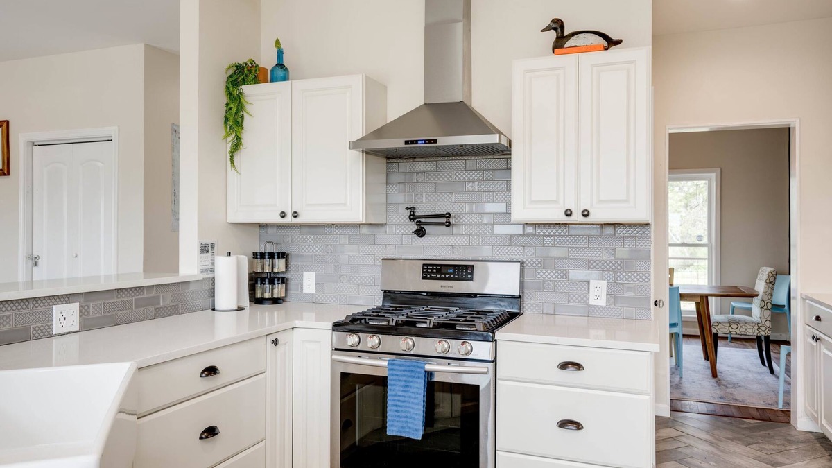 Buchanan Dam House | 5 King 3 5b Firepit Nearby Pickleball Opens Feb 25 Lvl2 EV Charger Pool w Lake Views
