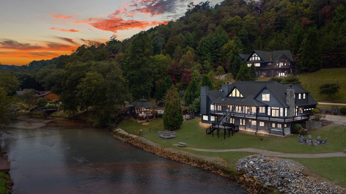 Mineral Bluff Cabin | 5 King Suites! Directly on the Toccoa with River Views! Theater Room! Arcade!