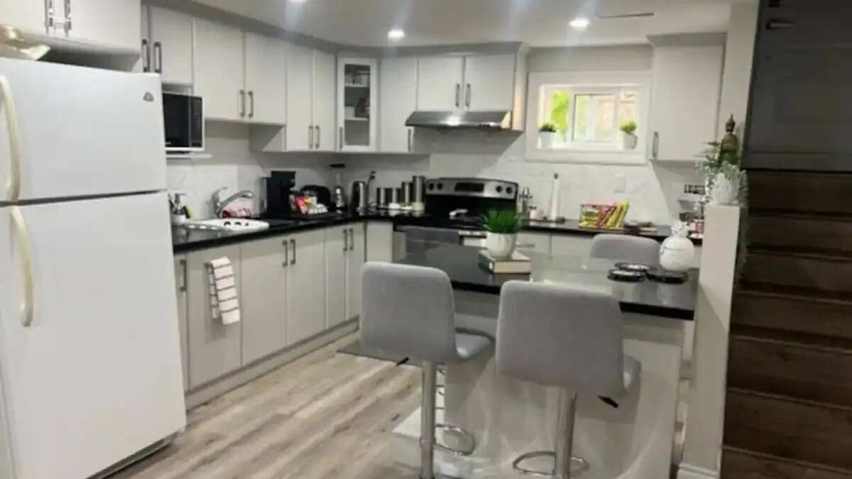 Malton House | 5 Km to Toronto Pearson Airport , Sleeps 4-6