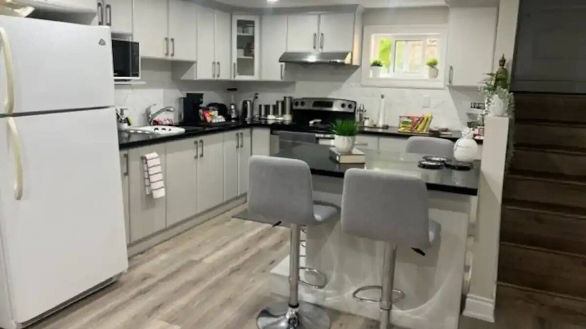 Malton House | 5 Km to Toronto Pearson Airport , Sleeps 4-6