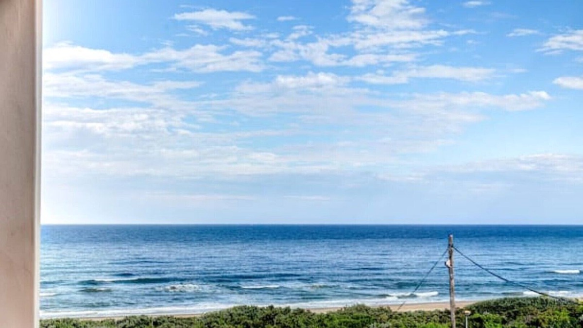 Illovo Beach Apartment | 5 La Mer - Side-sea, garden & pool view
