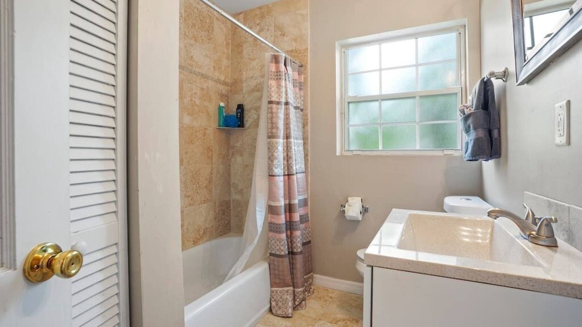 Lakeshore South House | ~5 Leaf Experience Sleeps 8 NAS Jax~