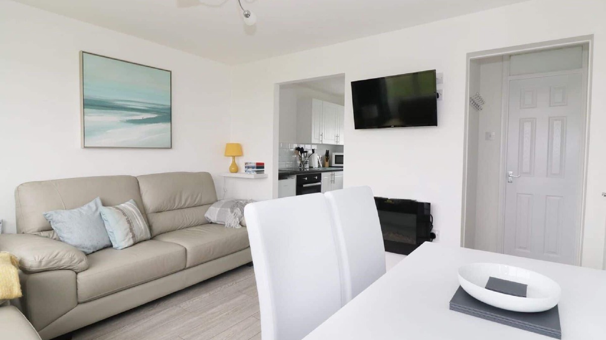 Great Yarmouth House | 5* Light & Airy Chalet 5min walk 2 beach nr BroadsSunbeach Chalets 143 a contemp