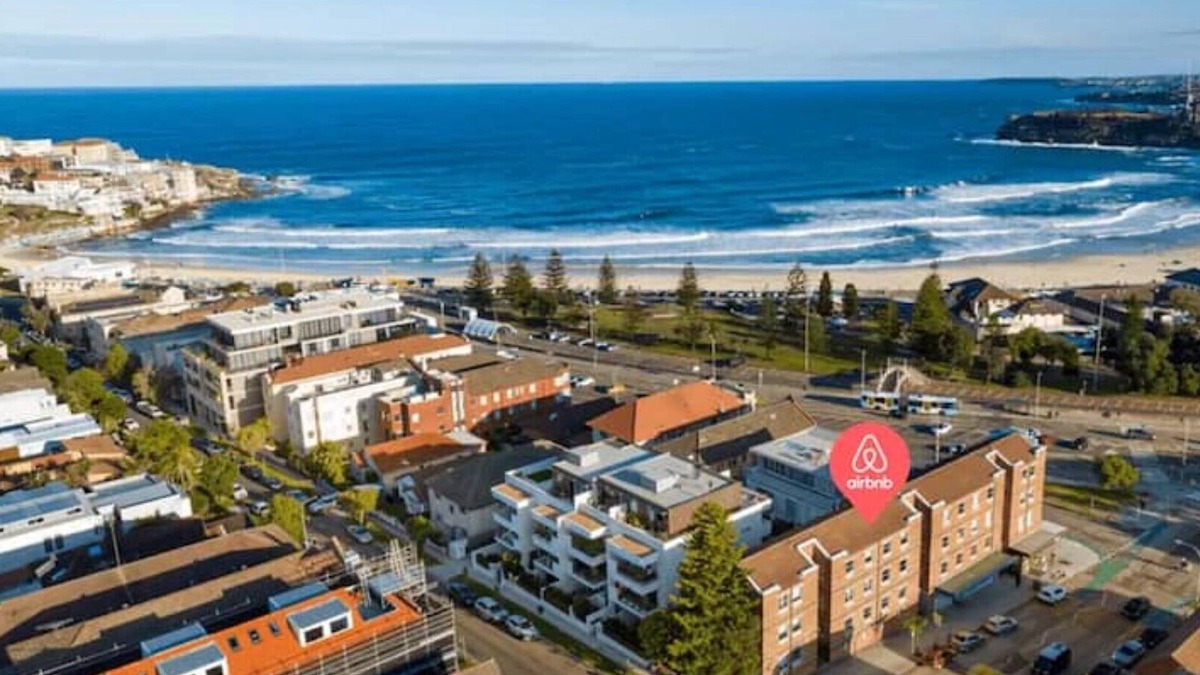 North Bondi Apartment | 5* Location ~ 200m to the Sand ~ Stylish & Bright