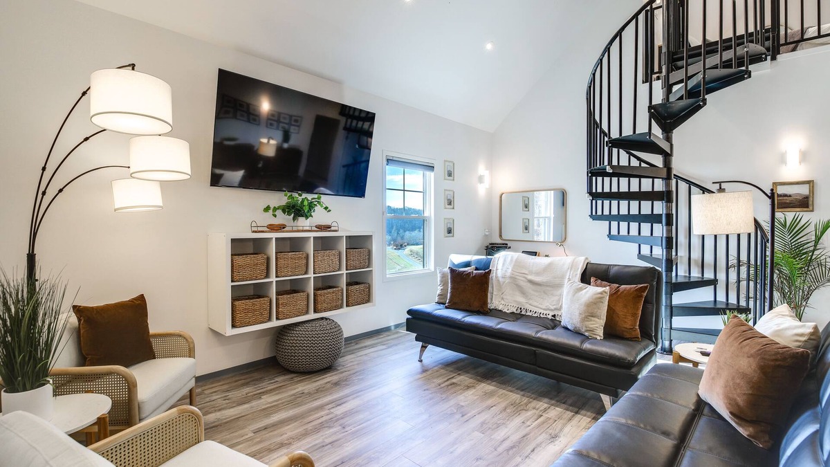 Jefferson City Apartment | 5 ★ LUXURY BARNDO-2B FARM STAY SLEEPS 14 EUROPEAN STYLE