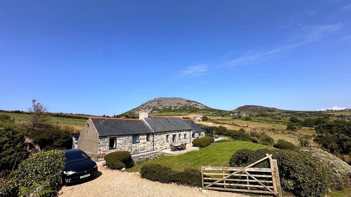 Garn Fadryn Cottage | 5* Luxury Welsh stone Long Cottage with magnificent panoramic views