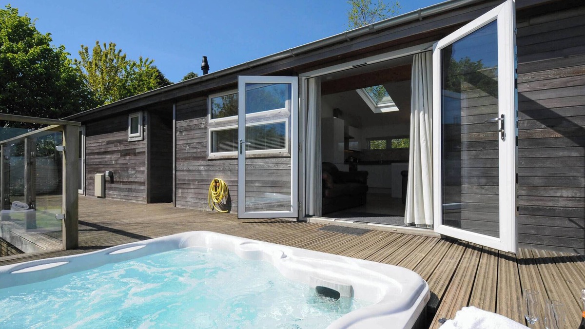 Dobwalls Cottage | 5 MEADOW RETREAT, pet friendly, luxury holiday cottage in Dobwalls