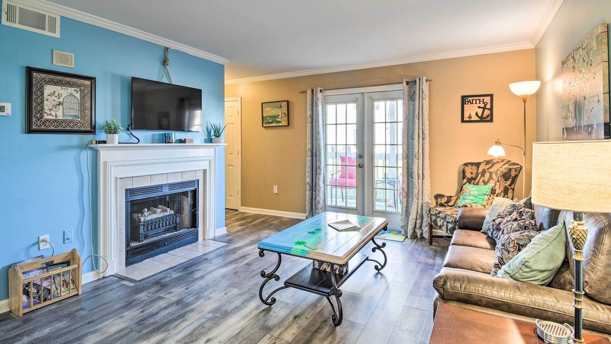 Gulf Shores Condo | 5 Mi to Beach: Gulf Shores Condo w/Perks!