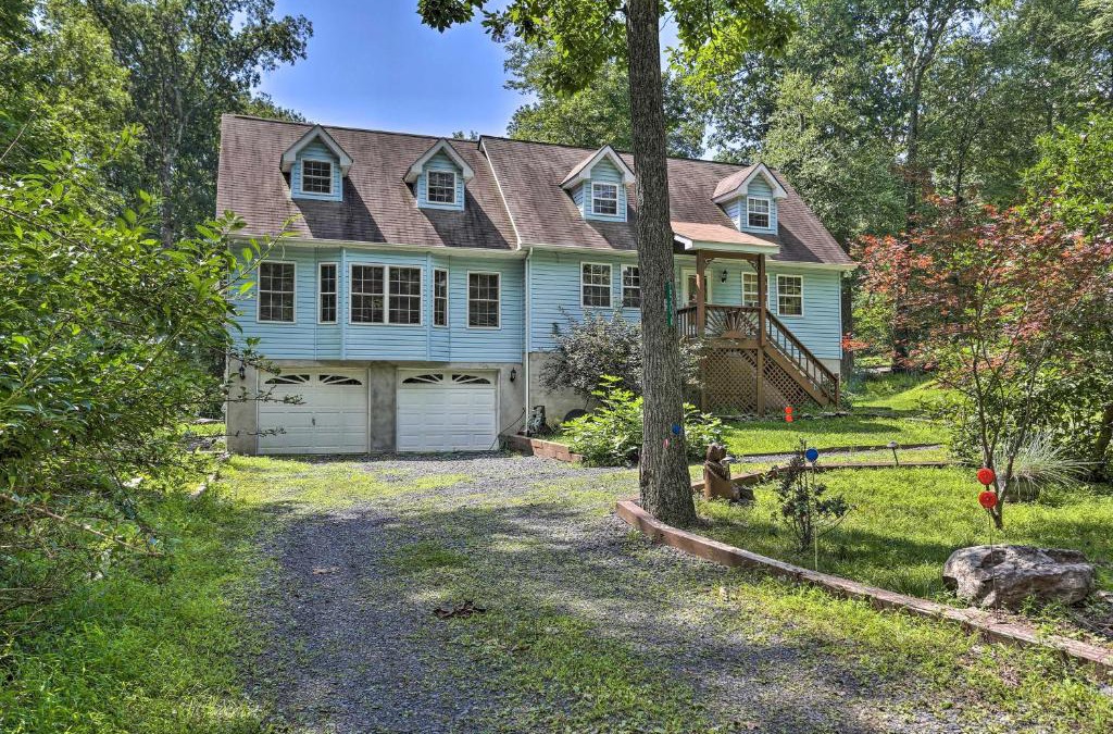 Henryville House | 5 Mi to Camelback Henryville Home with Hot Tub!