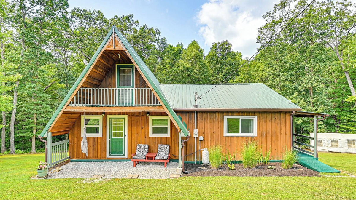 Wellington Cabin | 5 Mi to Cave Run Lake: Wellington Cabin w/Deck!
