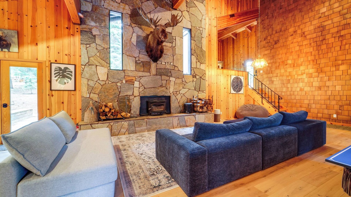 Truckee Cabin | 5 Mi to Donner Lake: Cabin w/Deck + Pool Access!