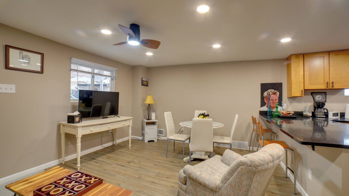 South Hills House | 5 Mi to Dtwn Pittsburgh: Home w/Deck!