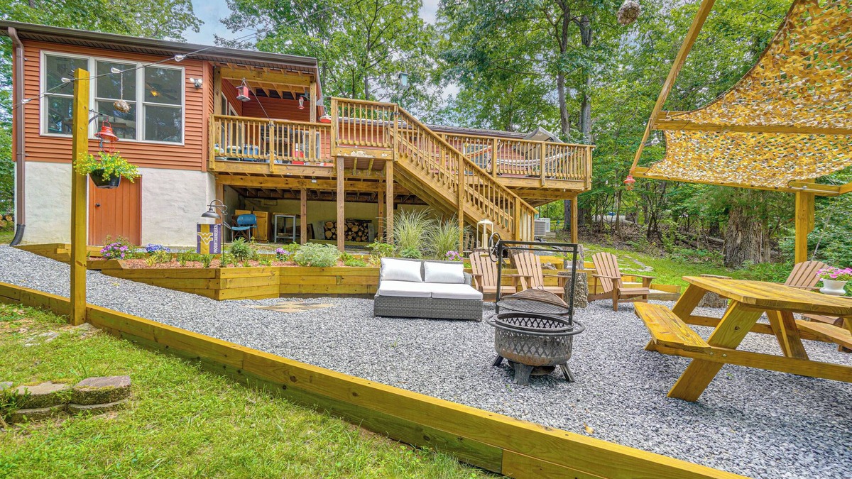 Millville House | 5 Mi to Harpers Ferry NHP: Quiet Home w/Deck