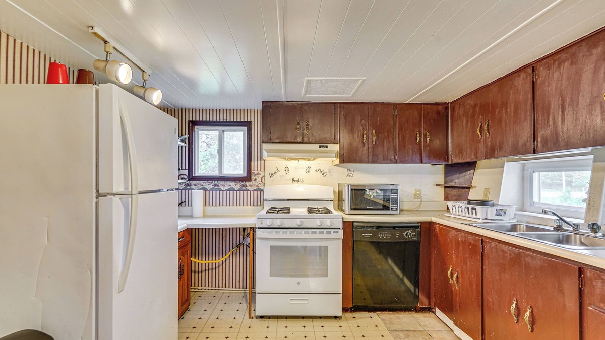 Westfield Cottage | 5 Mi to Lake Erie Access: Quiet Cottage w/Yard!