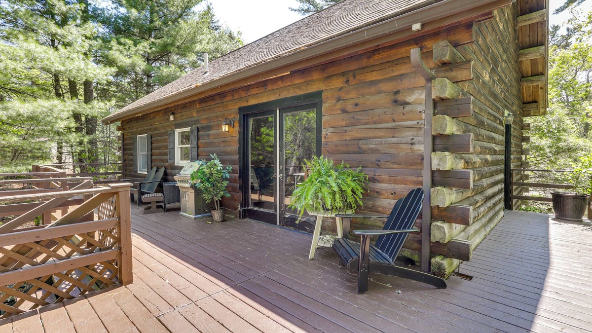 North Carver Cabin | 5 Mi to Plymouth Rock: Log Cabin Getaway!