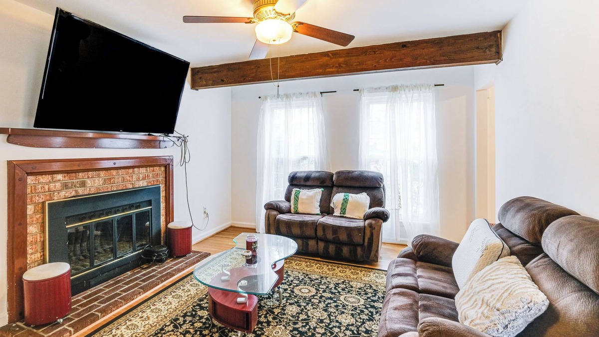 Lake Ridge House | 5 Mi to Potomac Mills: Cozy Family Home w/Deck!