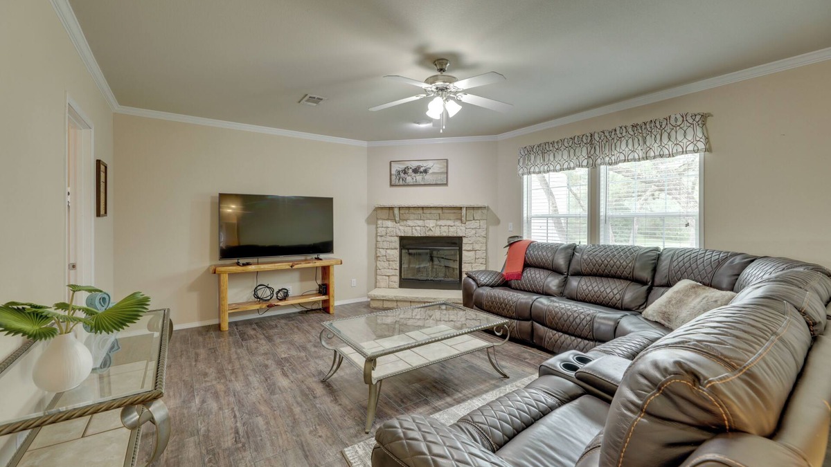 Sublime House | 5 Mi to Splashway Waterpark: Cabin in Rock Island