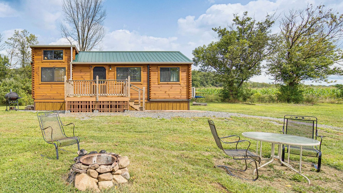 Selinsgrove Cabin | 5 Mi to Susquehanna Boating! Secluded Log Cabin