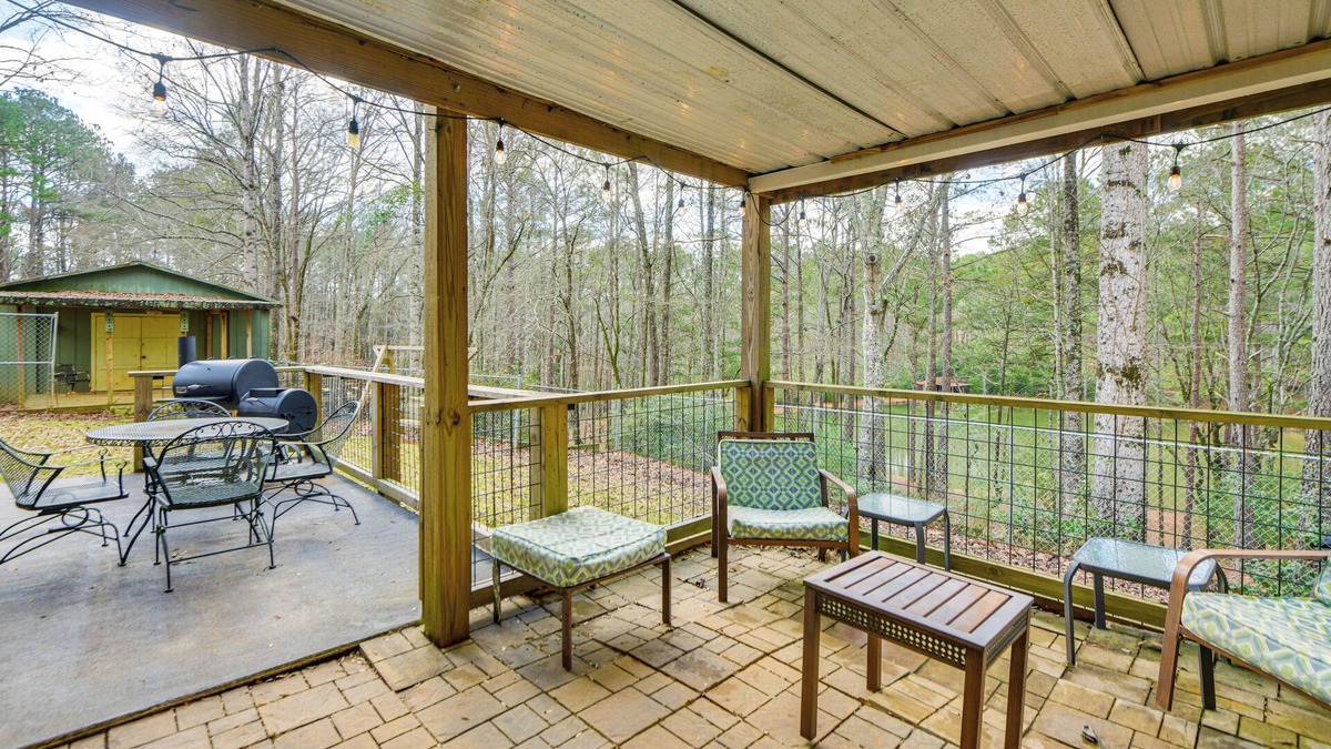 LaGrange House | 5 Mi to West Point Lake: Group Getaway Near Town