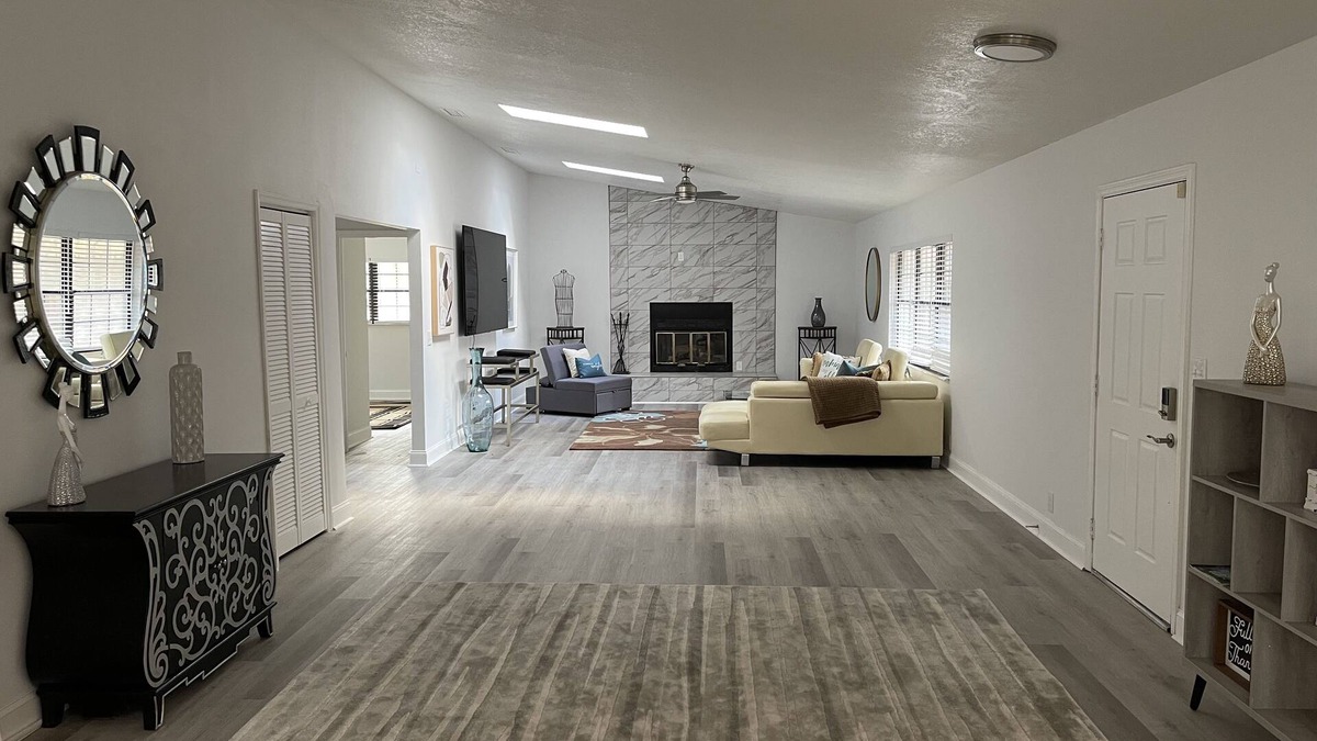 Fellowship House | 5 miles to WEC - 4 bdrms, 6 beds, Ofc area, 2.5 baths, 2800 SF Home, Sleeps 10