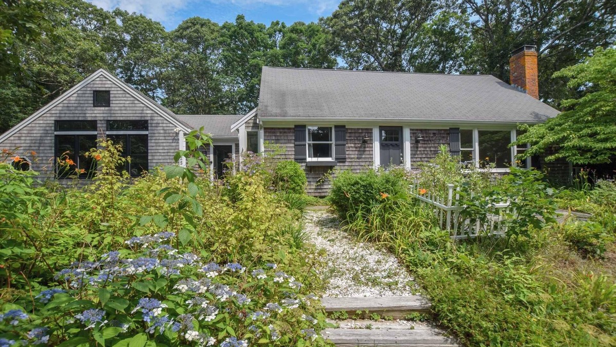 Eastham House | 5 Min drive to Beaches and private backyard!